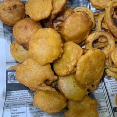 A picture of Aloo k pakoray.