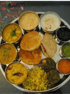 उत्तर प्रदेश की शाकाहारी थाली(uttar pradesh ki shakahari thali recipe in hindi) रेसिपी मुख्य फोटो