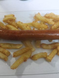 Una foto de Salchicha con patatas fritas