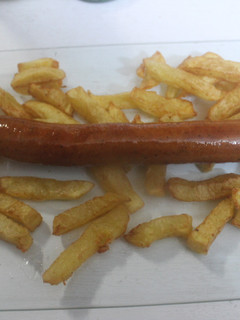 Una foto de Salchicha con patatas fritas