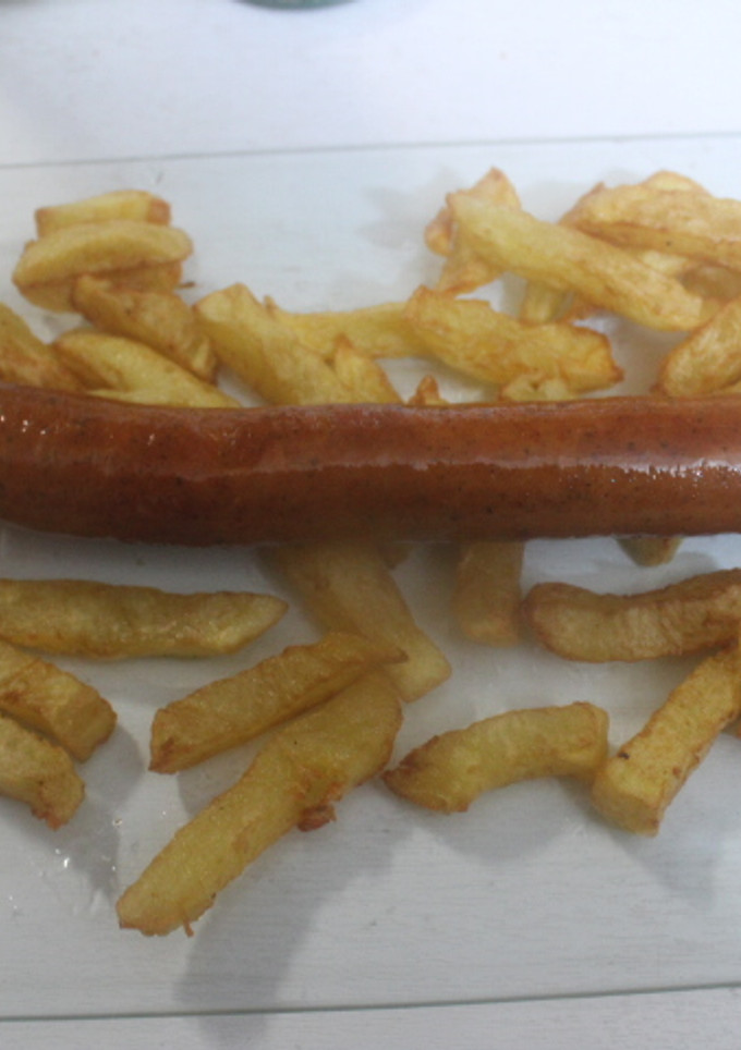 Una foto de Salchicha con patatas fritas