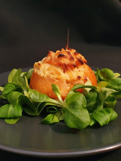 Una foto de *Tomates gratinados rellenos de hummus y huevo*