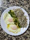 Huevos fritos con gulas, pimiento verde y cebolla