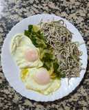 Huevos fritos con gulas, pimiento verde y cebolla