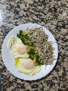 Una foto de Huevos fritos con gulas, pimiento verde y cebolla