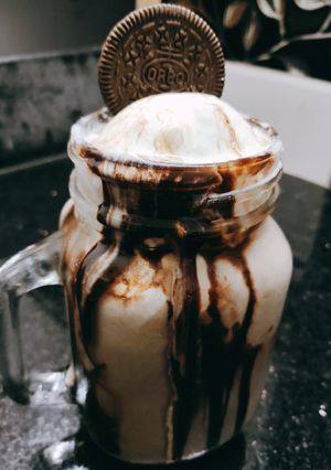 ચોકલેટી ક્રીમી ઓરીયો શેક (chocolaty creamy Oreo shake recipe in Gujarati) રેસીપી મુખ્ય ફોટો