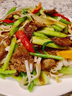 Hình của món Hủ Tíu Xào Gan Bò Cần Tây.