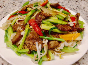 Hình của món Hủ Tíu Xào Gan Bò Cần Tây.