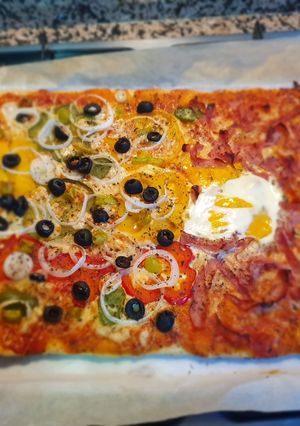 Una foto de Pizza de verduras y york con huevo