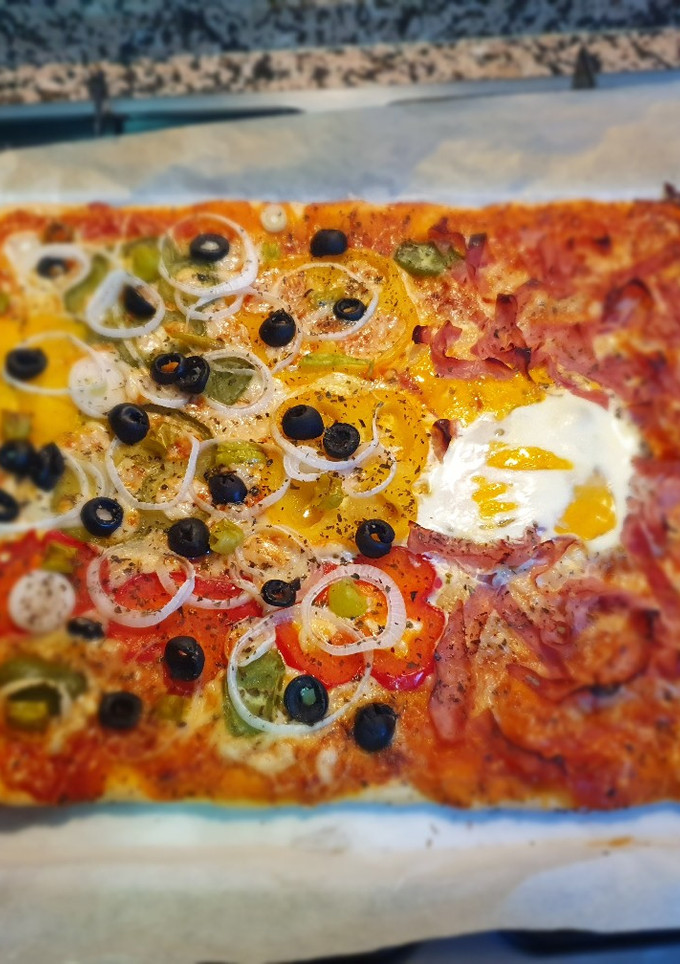 Una foto de Pizza de verduras y york con huevo