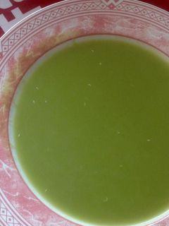 Una foto de Sopa verde de col Pack choi con puerros