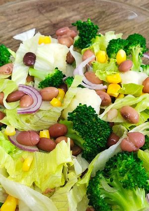 عکسی از دستور سالاد کلم بروکلی و لوبیا (غذای رژیمی)