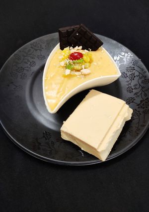 ম্যাঙ্গো হোয়াইট চকোলেট কাস্টার্ড (Mango white chocolate custard recipe in Bengali) রেসিপির প্রধান ছবি
