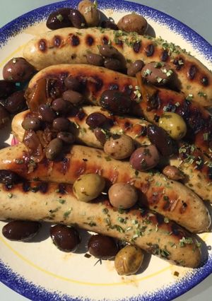 Une photo de Saucisses de Thuringe grillées olives marinées et porto rouge