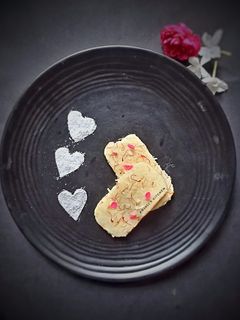 चाँकलेट कोकोनट बर्फी (Chocolate coconut barfi recipe in marathi) रेसिपी चे मुख्य फोटो 