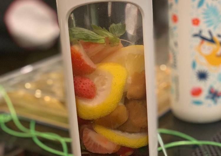 Cara termudah untuk Royal Untuk Mencoba Di RumahDay 17 - infused water buah