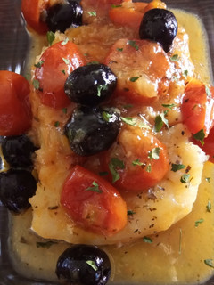 Una foto de Bacalao al horno a la miel y naranja con aceitunas y tomatitos cherry
