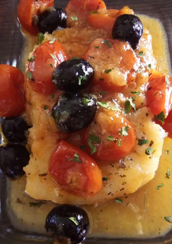 Una foto de Bacalao al horno a la miel y naranja con aceitunas y tomatitos cherry