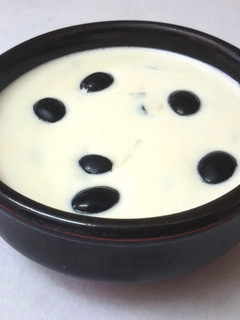 Una foto de Salsa de queso con olivas negras
