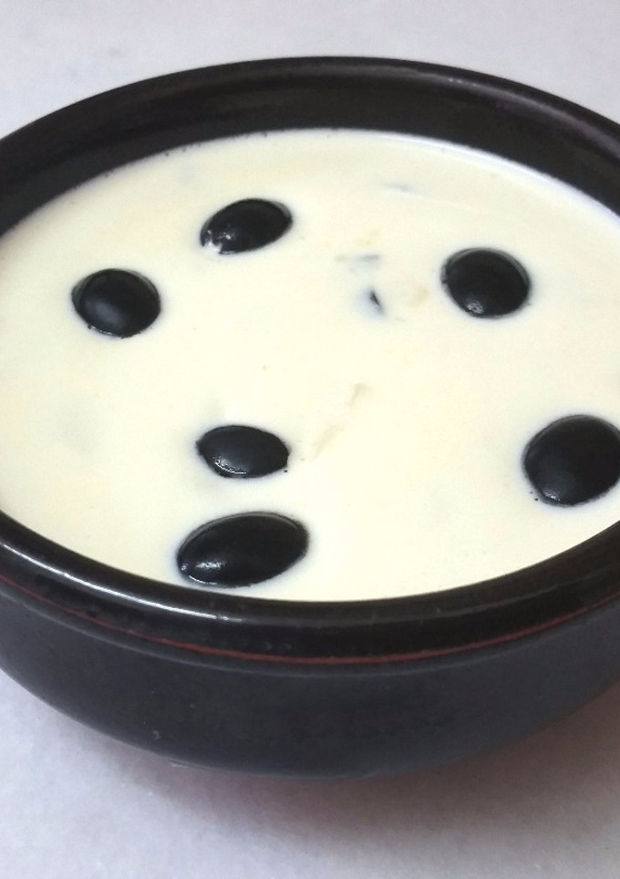 Una foto de Salsa de queso con olivas negras