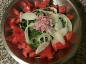 Una foto de ensalada de rabanitos