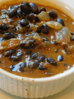 பிளேக் பீன்ஸ் கூட்டு (Black beans kootu recipe in tamil) செய்முறை முக்கிய புகைப்படம்