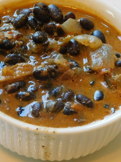 பிளேக் பீன்ஸ் கூட்டு (Black beans kootu recipe in tamil) செய்முறை முக்கிய புகைப்படம்