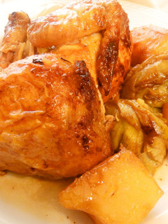 Una foto de Picantón al horno con alcachofa y patatas