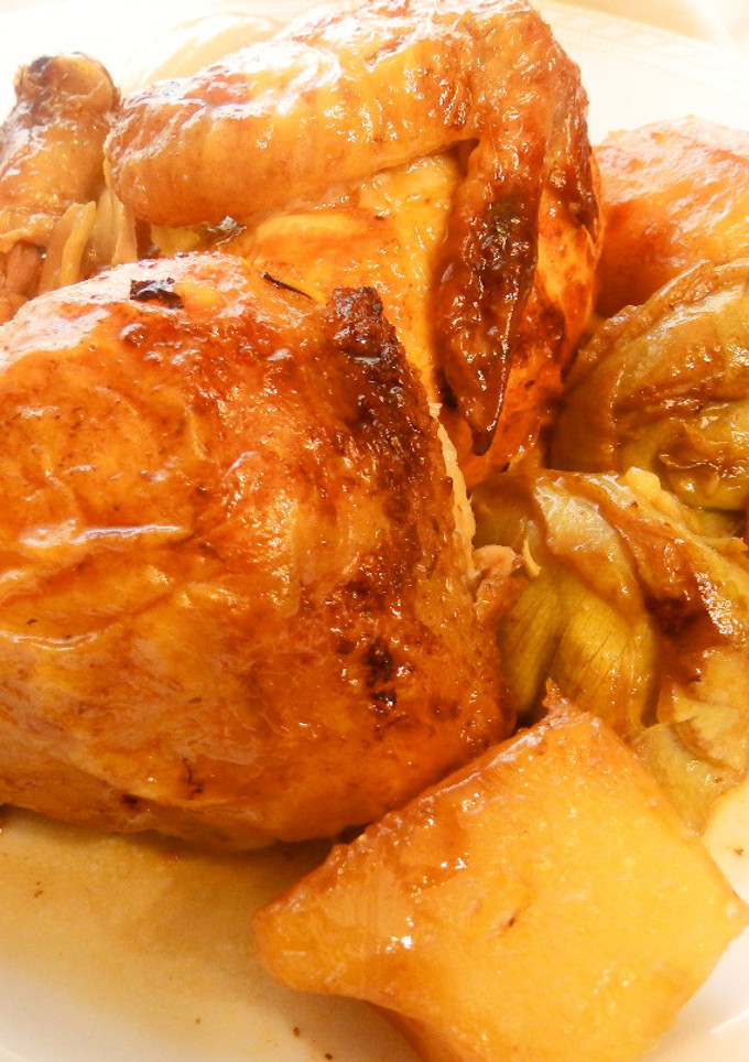 Una foto de Picantón al horno con alcachofa y patatas