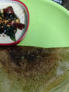 முடக்கத்தான் கீரை தோசை மற்றும் உளுந்து சட்னி (Mudakathan Keerai Dosai Recipe in Tamil) செய்முறை முக்கிய புகைப்படம்