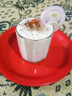 प्याज़ रायता (Onion raita recipe in hindi) रेसिपी मुख्य फोटो