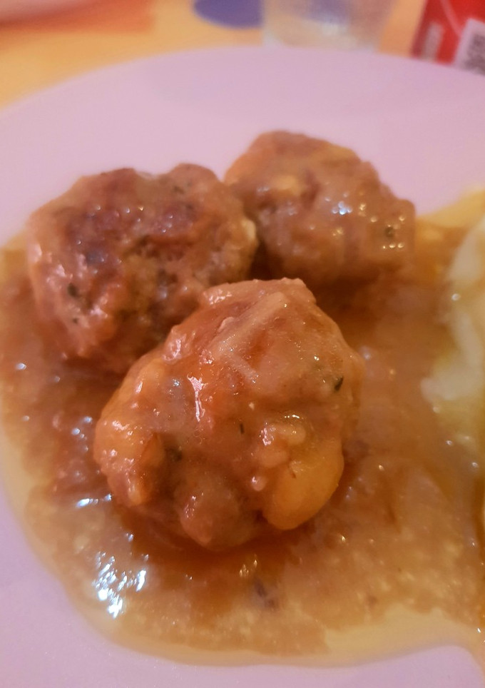 Una foto de Albóndigas en salsa de cebolla