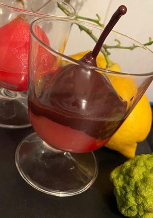 Une photo de Poire pochée betterave chocolat noir
