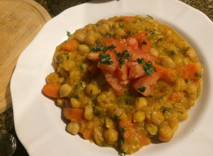 Una foto de Cocina antifrío: Guiso de garbanzos y hortalizas (todo vegetal)