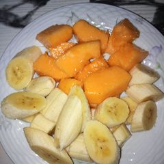 A picture of Banana and paw paw.