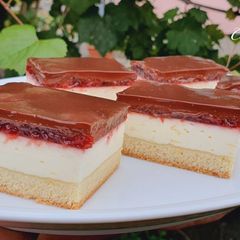 Creamy cheese cake recipe with strawberry jam and chocolate🥰👌 A picture of Creamy cheese cake recipe with strawberry jam and chocolate🥰👌.