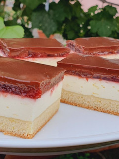A picture of Creamy cheese cake recipe with strawberry jam and chocolate🥰👌.