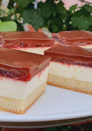 A picture of Creamy cheese cake recipe with strawberry jam and chocolate🥰👌.