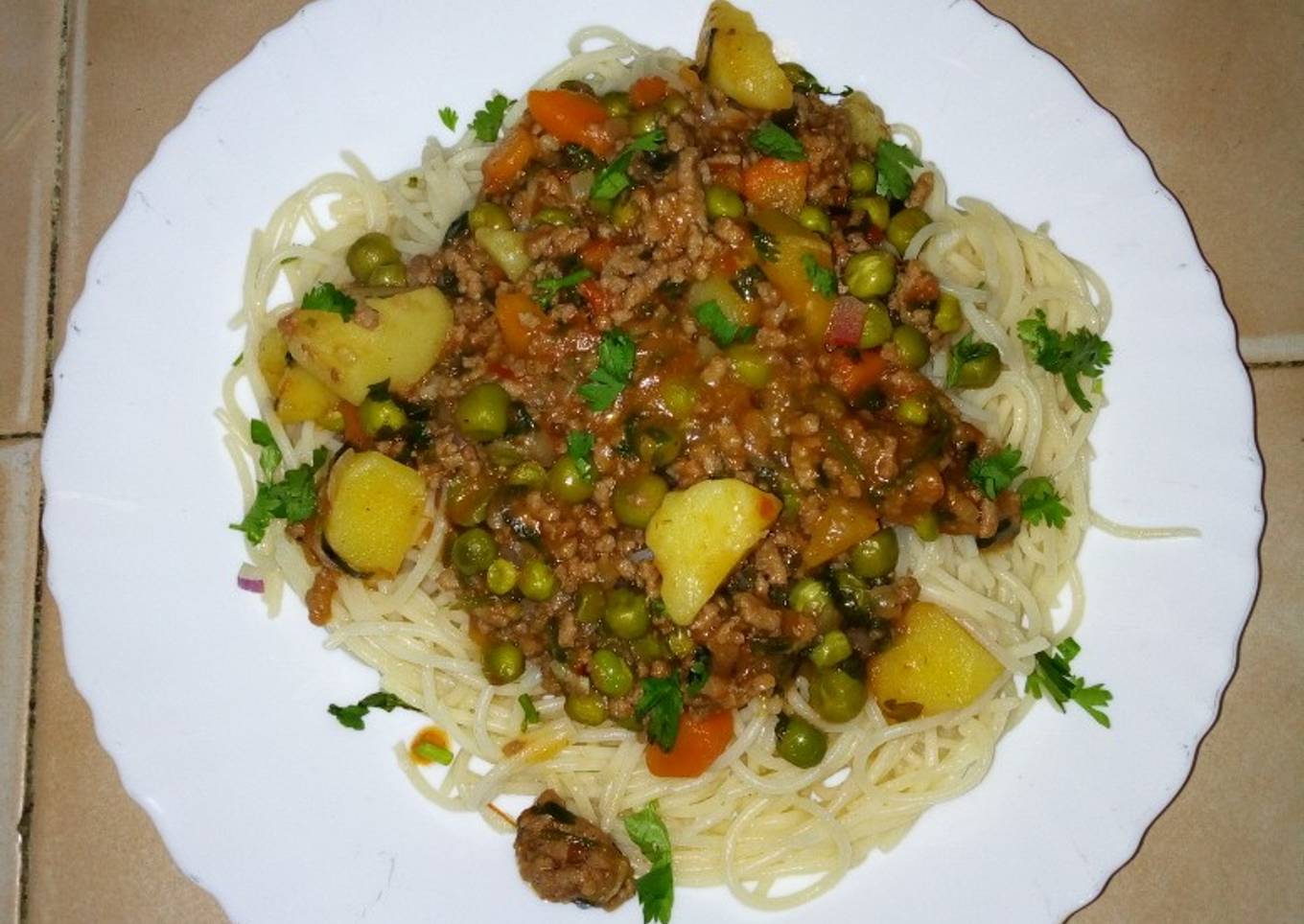 Minced meat curry with sphagetti