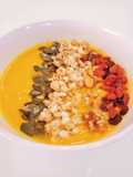 Sopa de cenoura com topping