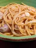 Spaghetti con gambas al ajillo en salsa camembert