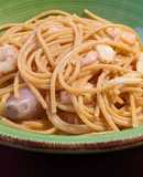 Spaghetti con gambas al ajillo en salsa camembert