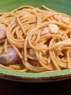 Una foto de Spaghetti con gambas al ajillo en salsa camembert