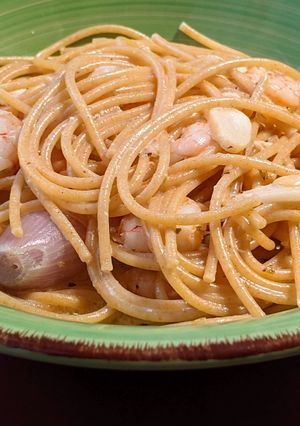 Una foto de Spaghetti con gambas al ajillo en salsa camembert