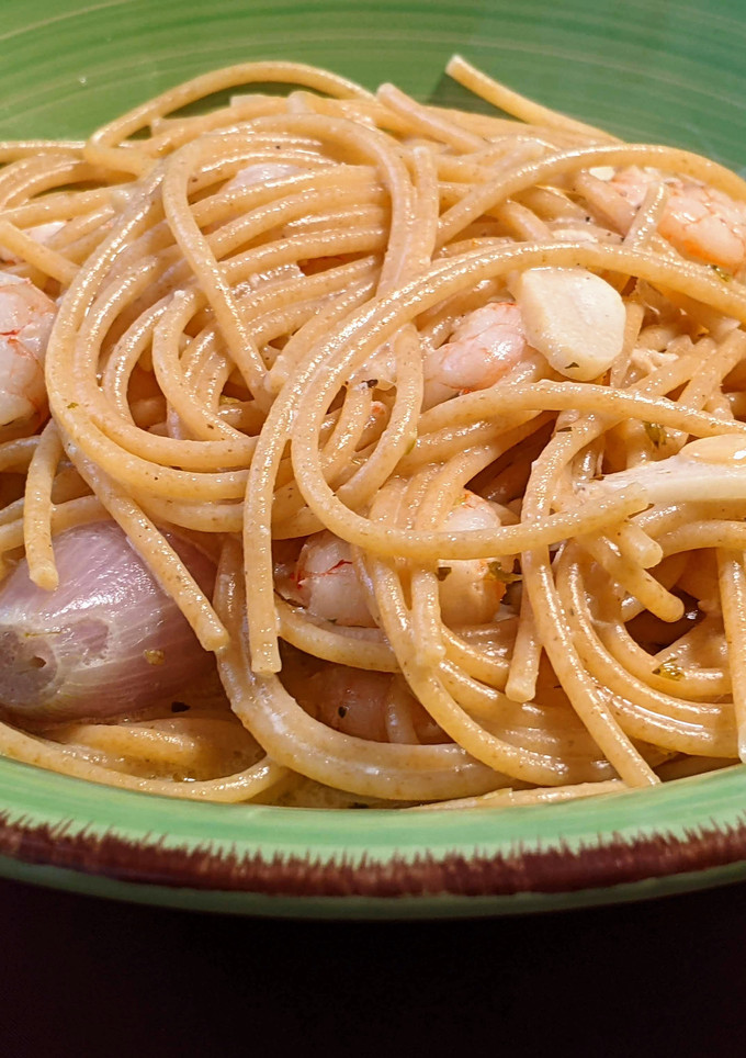 Una foto de Spaghetti con gambas al ajillo en salsa camembert
