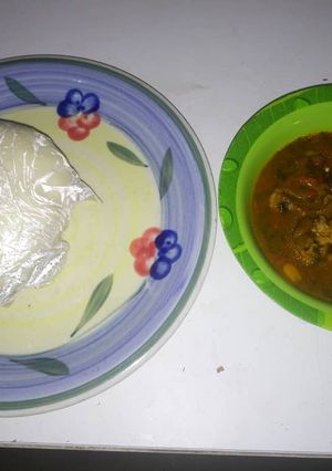 A picture of Iyàn and ogbono.