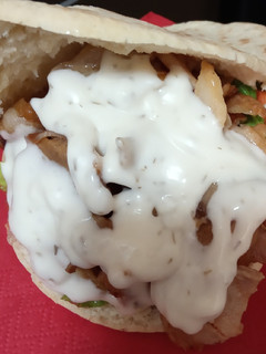 Una foto de Pita de pollo con verduras