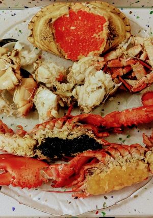 Foto principal de Bogavante con caviar y perlas de fruta de la pasión y buey de mar relleno con perlas de salmón