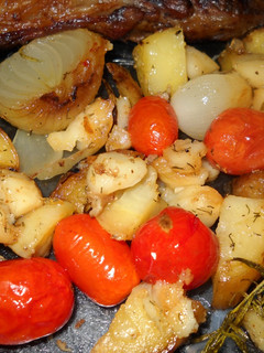 Una foto de Asado al horno con cherry, papas y cebolla