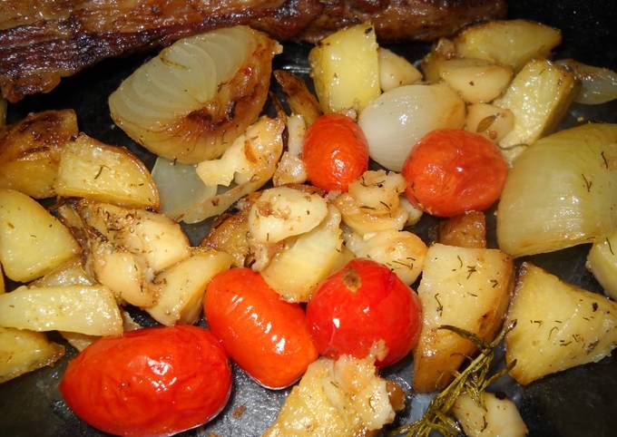 https://img-global.cpcdn.com/recipes/db76543101a9bfbb/680x482cq70/asado-al-horno-con-cherry-papas-y-cebolla-foto-principal.jpg